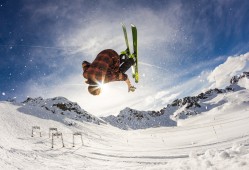 电子竞技平台博彩-萨拉赫回归赛场，势不可挡首场状态亮眼，尤文图斯观众沸腾！